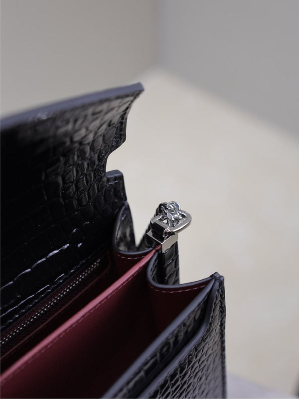 SAC CASSANDRA CHAÎNE 22 EN CUIR DE VEAU NOIR MOTIF CROCODILE ET QUINCAILLERIE EN MÉTAL ARGENTÉ