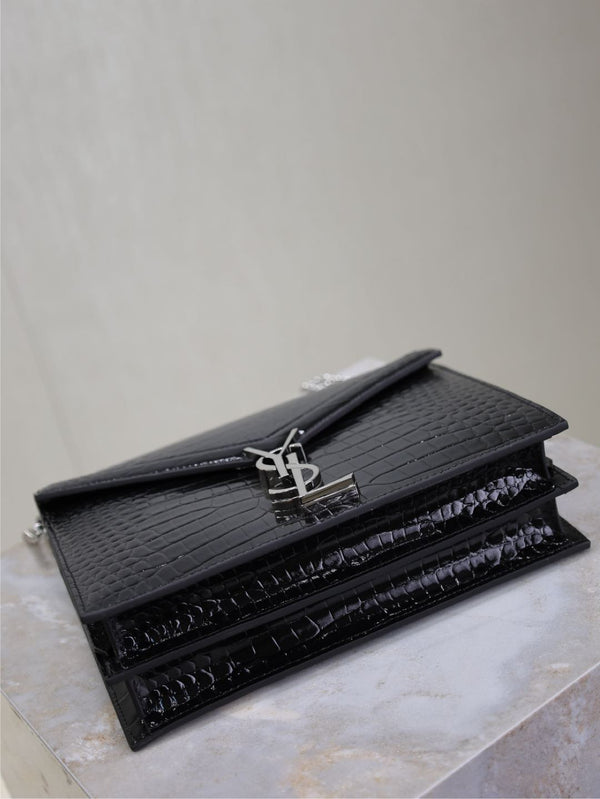 SAC CASSANDRA CHAÎNE 22 EN CUIR DE VEAU NOIR MOTIF CROCODILE ET QUINCAILLERIE EN MÉTAL ARGENTÉ