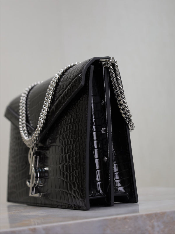 SAC CASSANDRA CHAÎNE 22 EN CUIR DE VEAU NOIR MOTIF CROCODILE ET QUINCAILLERIE EN MÉTAL ARGENTÉ