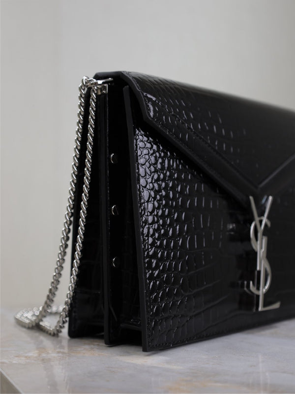 SAC CASSANDRA CHAÎNE 22 EN CUIR DE VEAU NOIR MOTIF CROCODILE ET QUINCAILLERIE EN MÉTAL ARGENTÉ