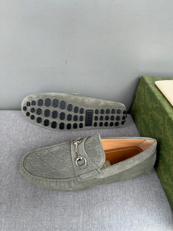 Mocassino da uomo GG in pelle scamosciata goffrata grigia 555382