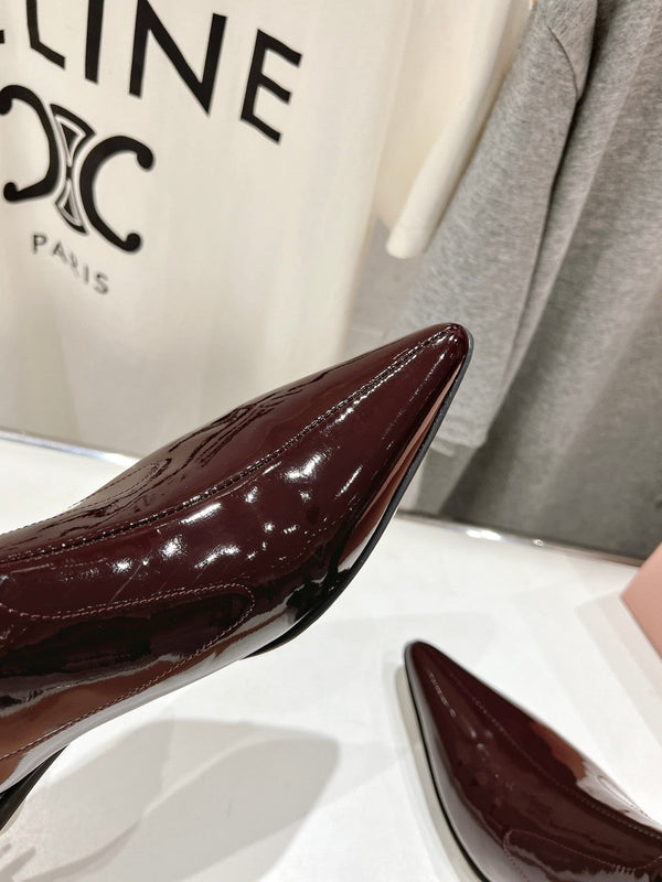 Stivaletti Miu a punta in pelle di agnello rosso marrone
