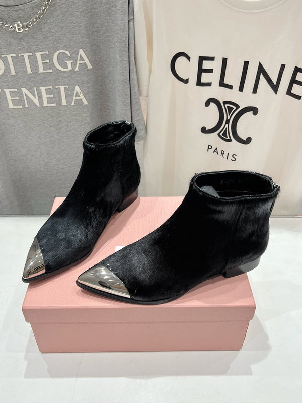 Stivaletti Miu in pelle di pecora nera