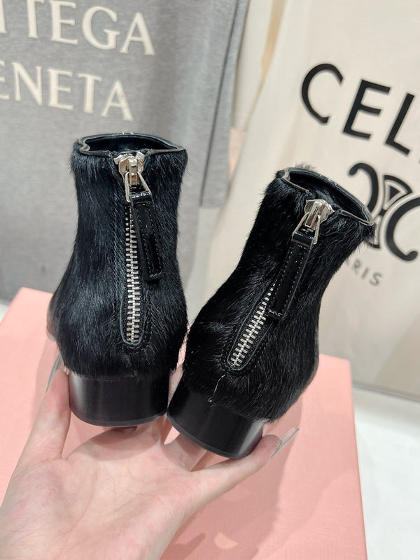 Stivaletti Miu in pelle di pecora nera