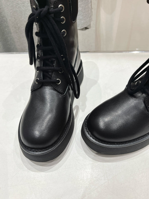 Stivali Miu con lacci in pelle di vitello cerata nera