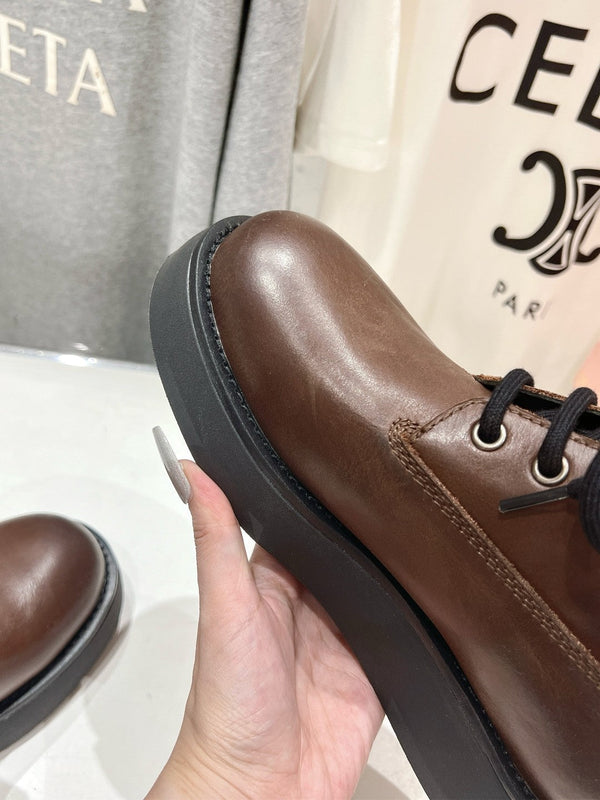Stivali stringati Miu in pelle di vitello cerata color marrone sciroppo