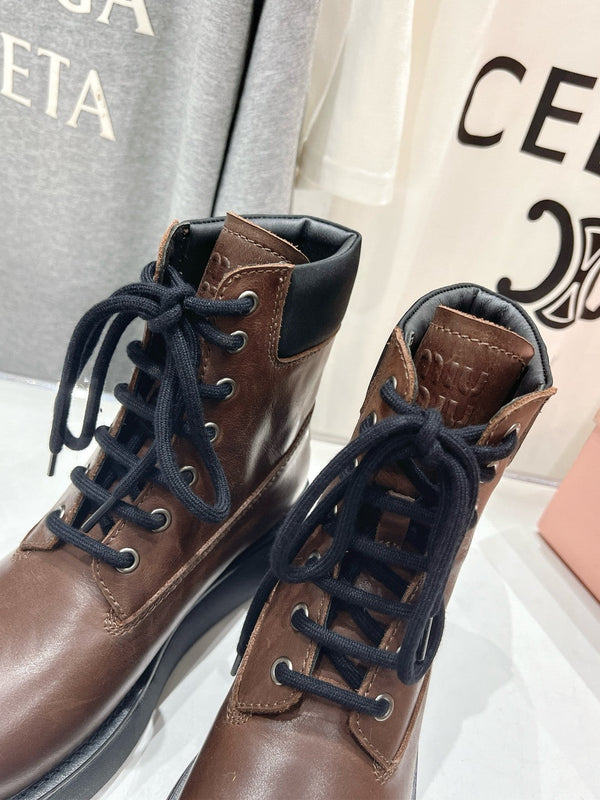 Stivali stringati Miu in pelle di vitello cerata color marrone sciroppo