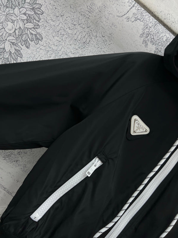 Giacca con cappuccio e logo triangolare Prada 25 in poliestere nero