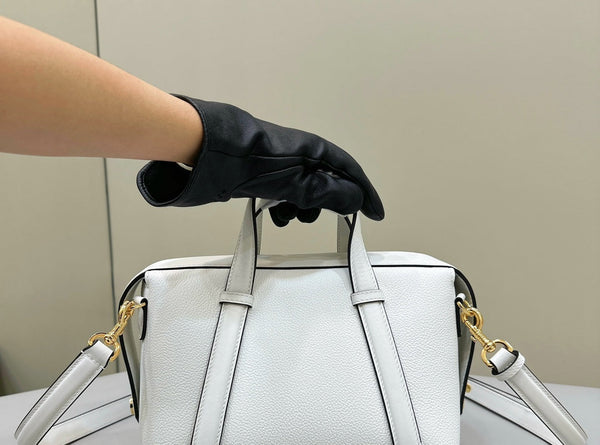 BORSA FENDI 27 IN PELLE DI VITELLO BIANCA CON FERRAMENTA ORO