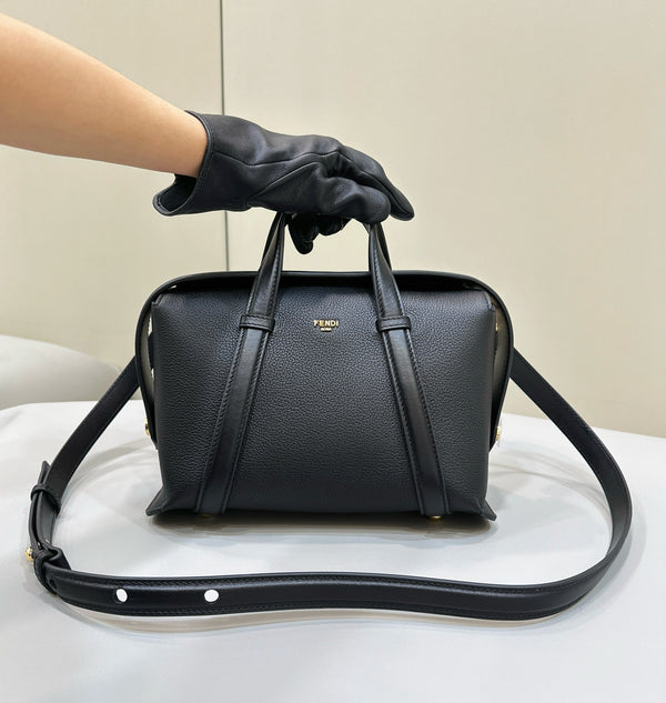 BORSA FENDI 27 IN PELLE DI VITELLO NERA CON FERRAMENTA ORO