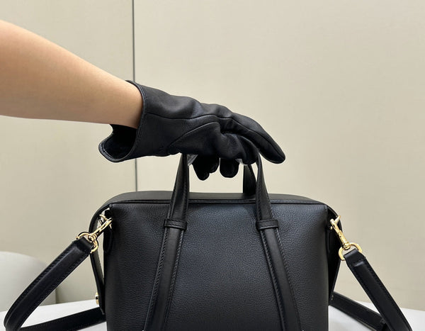 BORSA FENDI 27 IN PELLE DI VITELLO NERA CON FERRAMENTA ORO