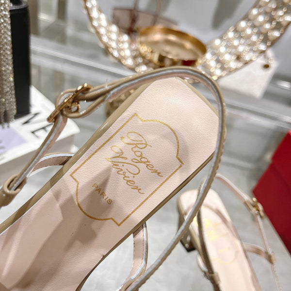 Belle Viv - Décolleté con cinturino posteriore e fibbia in metallo, 45, in pelle verniciata color cammello trasparente