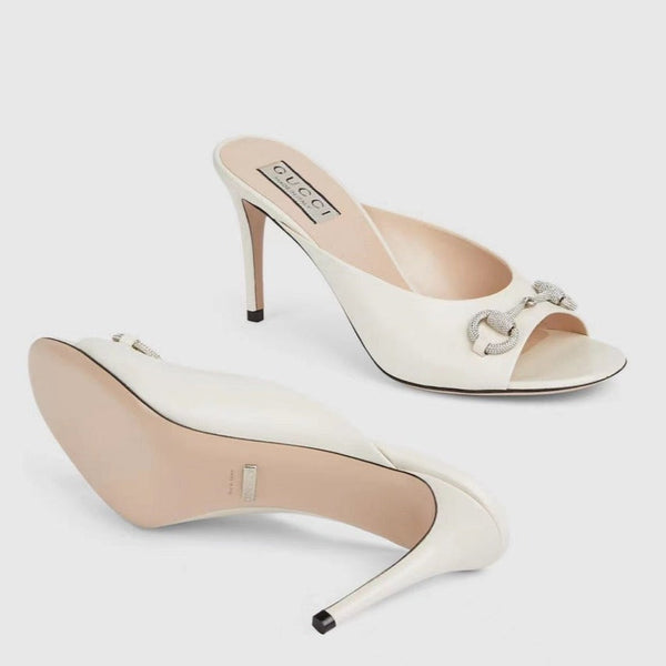 Sandalo GG da donna con tacco medio e morsetto in bianco