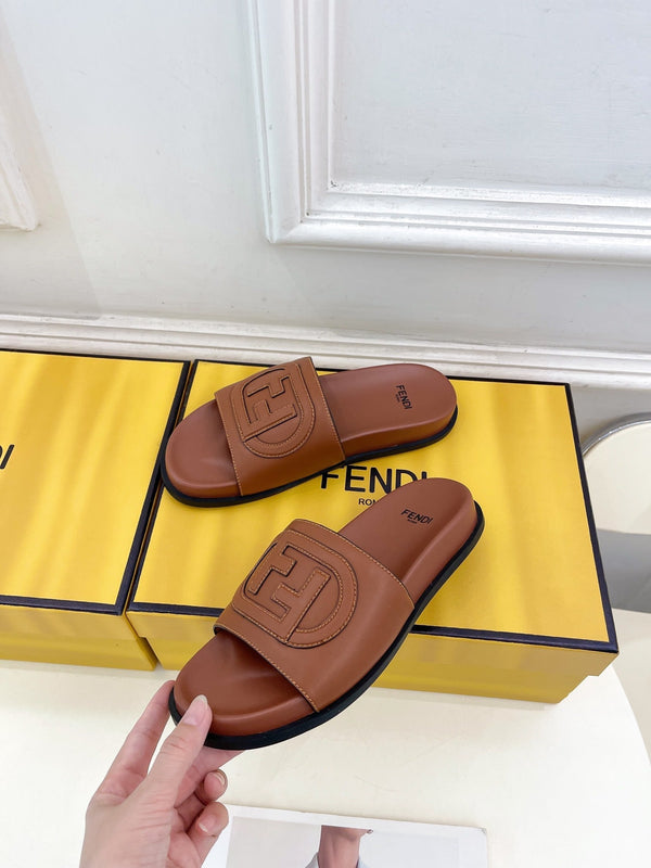 CIABATTE CON LOGO FENDI IN PELLE DI VITELLO MARRONE SCIROPPO
