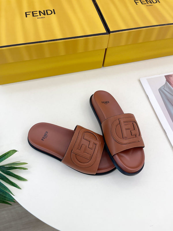 CIABATTE CON LOGO FENDI IN PELLE DI VITELLO MARRONE SCIROPPO