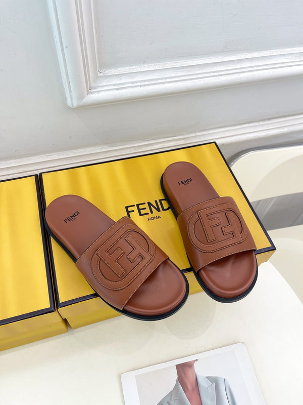 CIABATTE CON LOGO FENDI IN PELLE DI VITELLO MARRONE SCIROPPO