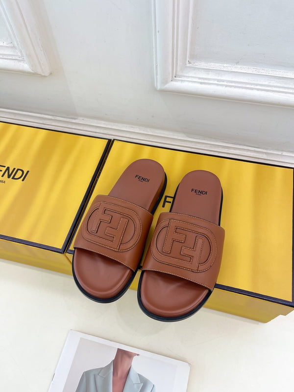 CIABATTE CON LOGO FENDI IN PELLE DI VITELLO MARRONE SCIROPPO