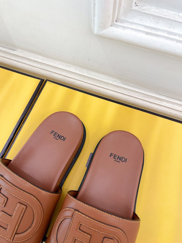 CIABATTE CON LOGO FENDI IN PELLE DI VITELLO MARRONE SCIROPPO