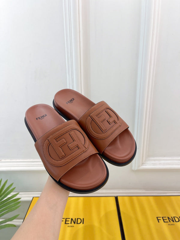 CIABATTE CON LOGO FENDI IN PELLE DI VITELLO MARRONE SCIROPPO