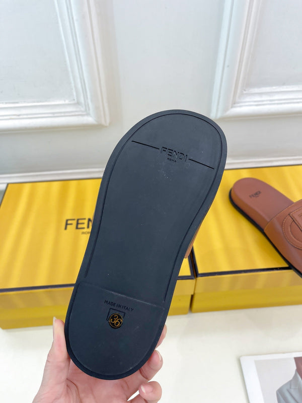 CIABATTE CON LOGO FENDI IN PELLE DI VITELLO MARRONE SCIROPPO