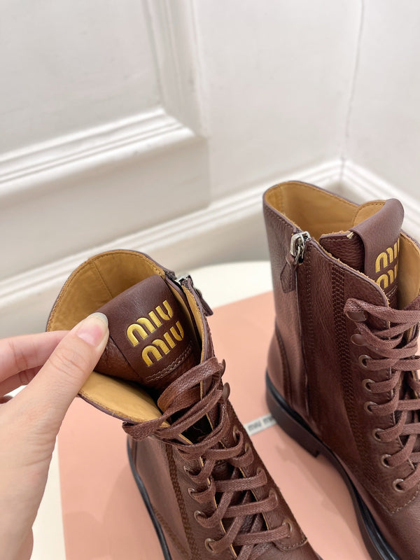 Stivaletti Miu con lacci in pelle di vitello marrone cioccolato