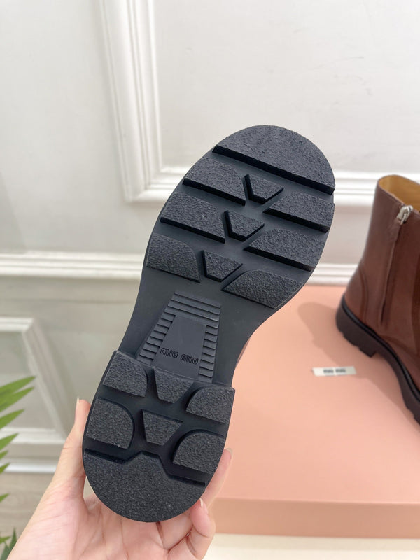 Stivaletti Miu con lacci in pelle di vitello marrone cioccolato