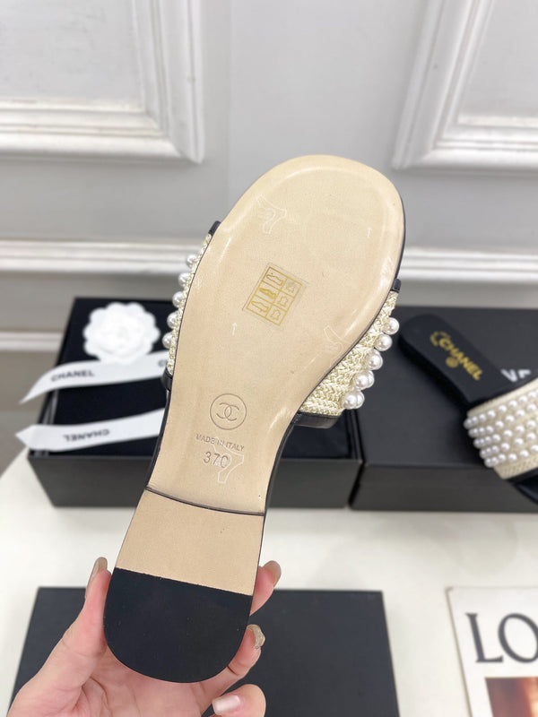 CC Flat Sandal In White Mix Black Calfskin