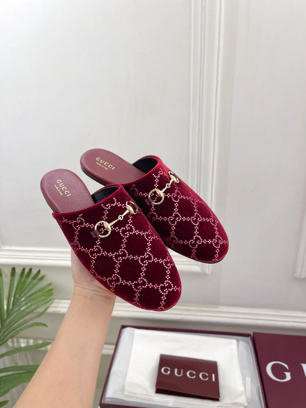 Mules plates Horsebit GG 26 velours rouge strass 587081