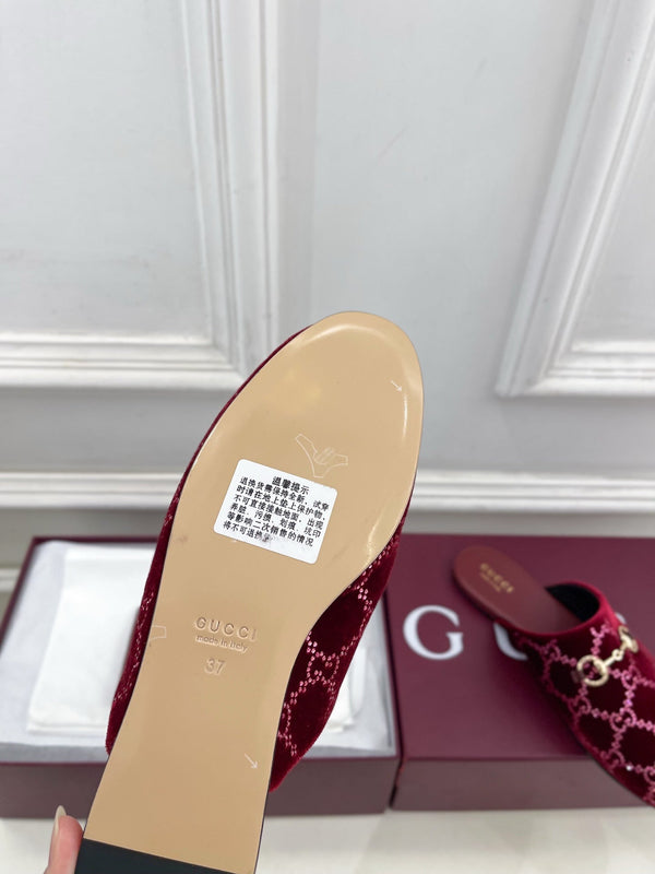 Mules plates Horsebit GG 26 velours rouge strass 587081