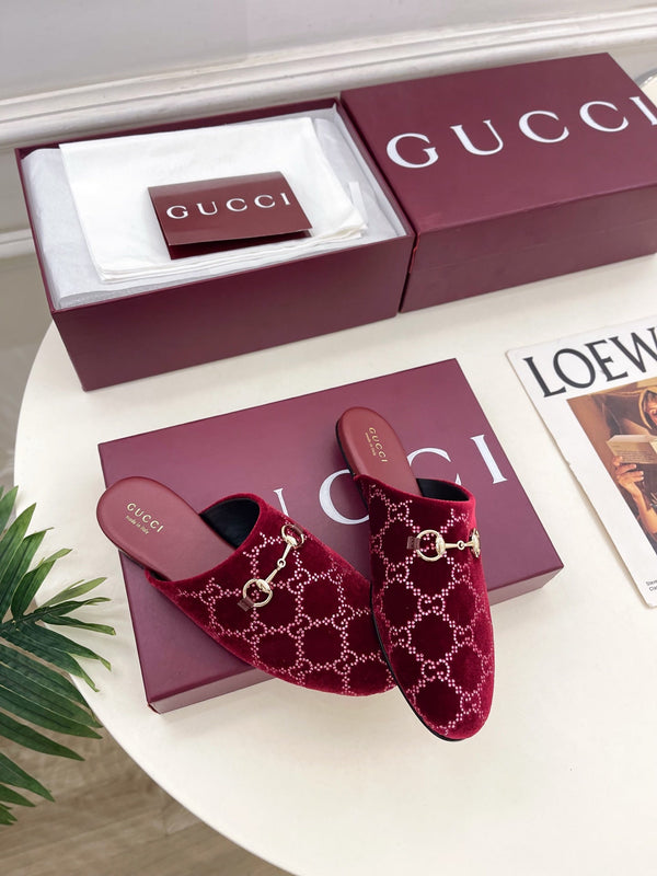 Mules plates Horsebit GG 26 velours rouge strass 587081
