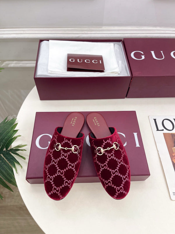 Mules plates Horsebit GG 26 velours rouge strass 587081