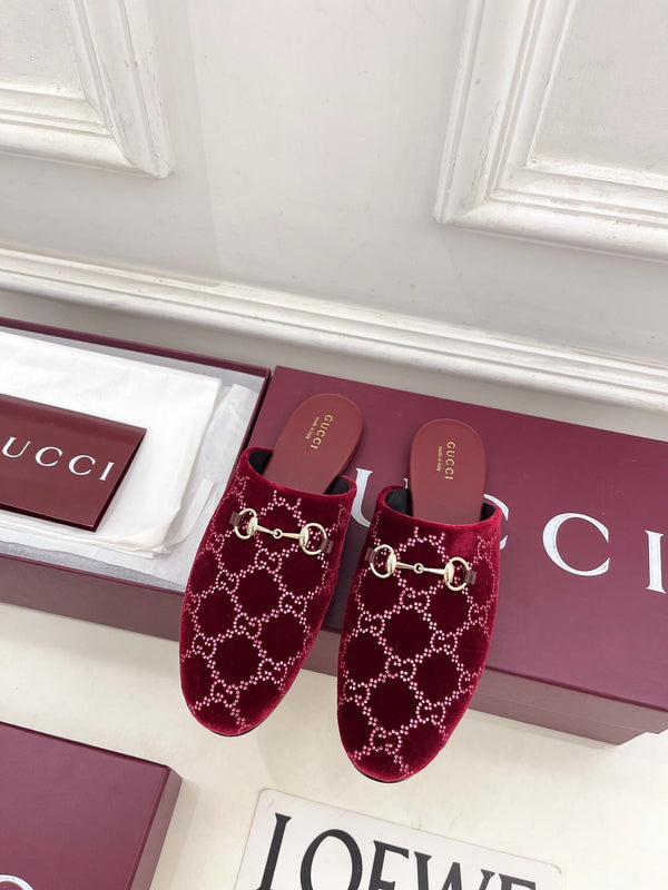 Mules plates Horsebit GG 26 velours rouge strass 587081