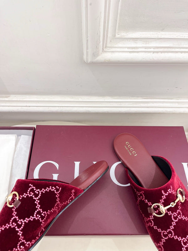 Mules plates Horsebit GG 26 velours rouge strass 587081