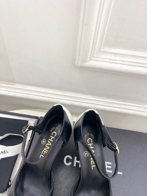 CC 26 SS Double C Bride arrière 7,5cm Cuir de veau blanc noir 586934
