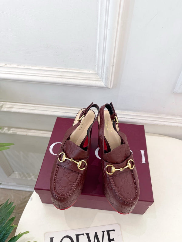 Mocassins à plateforme slingback GG Horsebit en cuir embossé bordeaux 640260