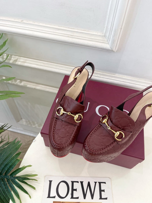 Mocassins à plateforme slingback GG Horsebit en cuir embossé bordeaux 640260