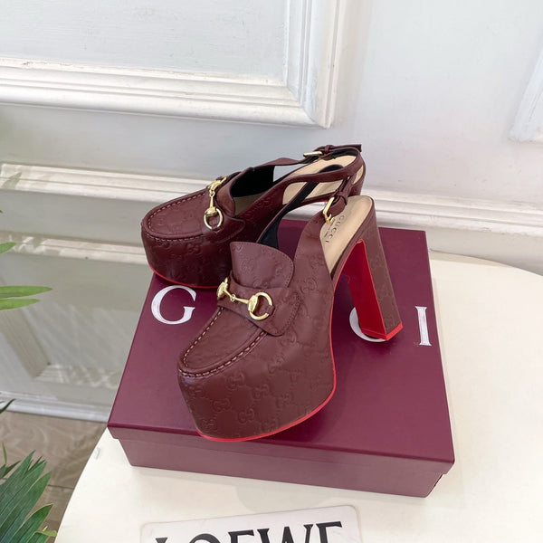 Mocassins à plateforme slingback GG Horsebit en cuir embossé bordeaux 640260