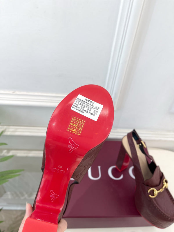 Mocassins à plateforme slingback GG Horsebit en cuir embossé bordeaux 640260