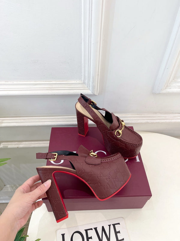 Mocassins à plateforme slingback GG Horsebit en cuir embossé bordeaux 640260