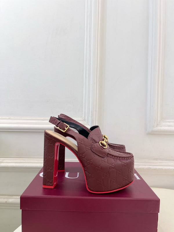 Mocassins à plateforme slingback GG Horsebit en cuir embossé bordeaux 640260
