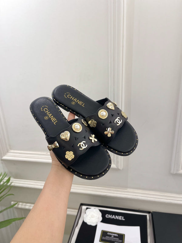 CC 26s Flat Sandals Black Lambskin Charm-Decorated