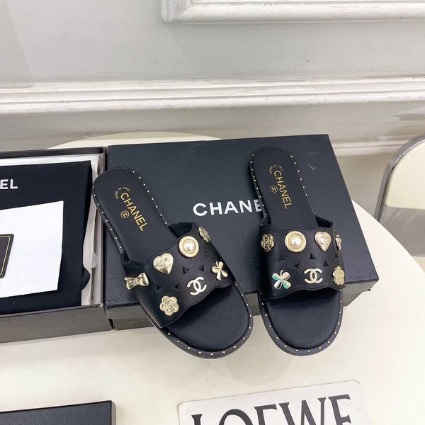 CC 26s Flat Sandals Black Lambskin Charm-Decorated