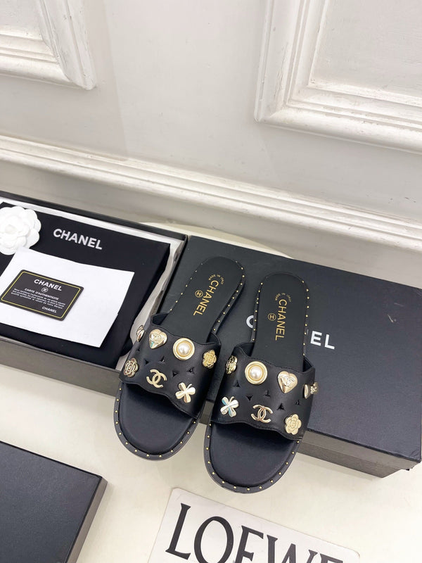 CC 26s Flat Sandals Black Lambskin Charm-Decorated