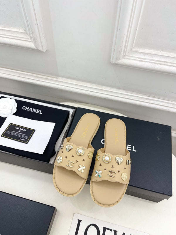 CC 26s Flat Sandals Beige Lambskin Charm-Decorated