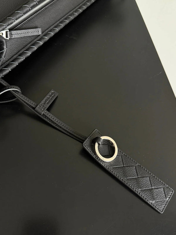 Bottega Veneta 2026 Corriere Zipped Messenger Bag Black Calfskin 136949
