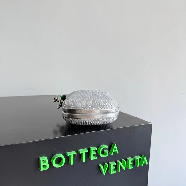 Bottega Veneta 2026 pochette ornée de nœuds 19cm, minaudière en cuir et cristaux argentés