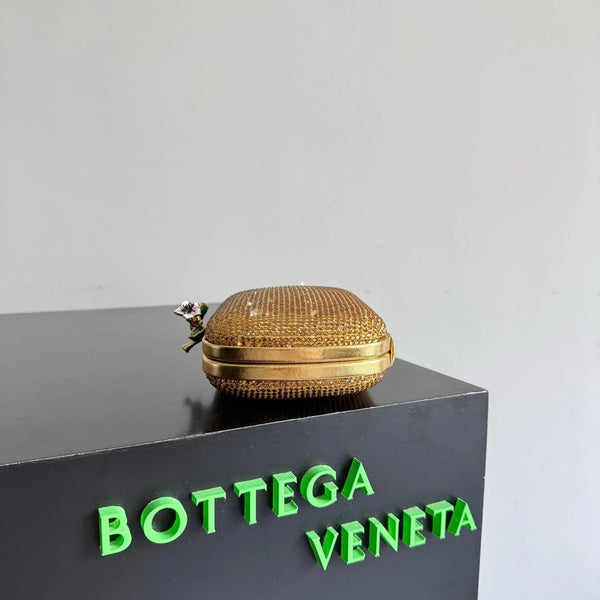 Bottega Veneta Pochette ornée de nœuds 2026 19 cm, en cuir et cristaux dorés, Minaudière