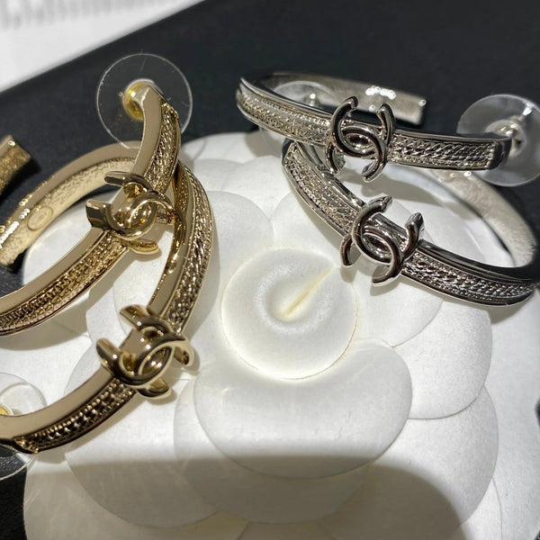 Boucles d'oreilles créoles circulaires os de serpent CC Double C
