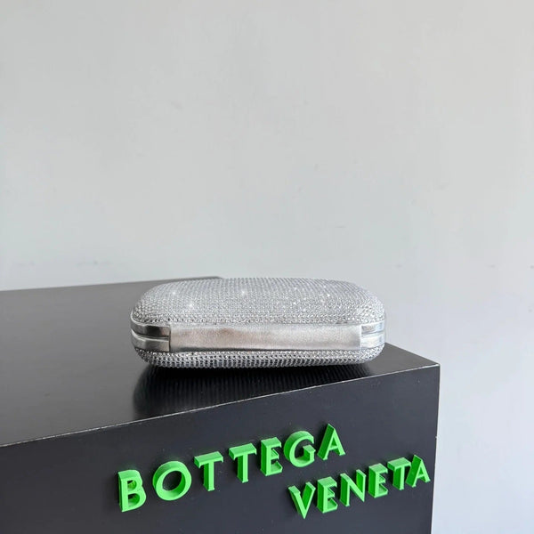 Bottega Veneta 2026 pochette ornée de nœuds 19cm, minaudière en cuir et cristaux argentés