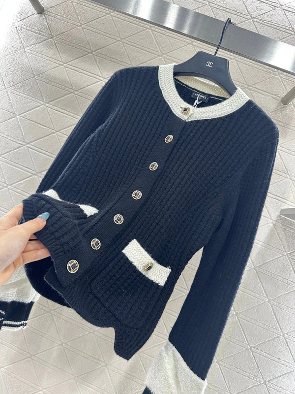 CHANEL Gilet en maille 25S 645
